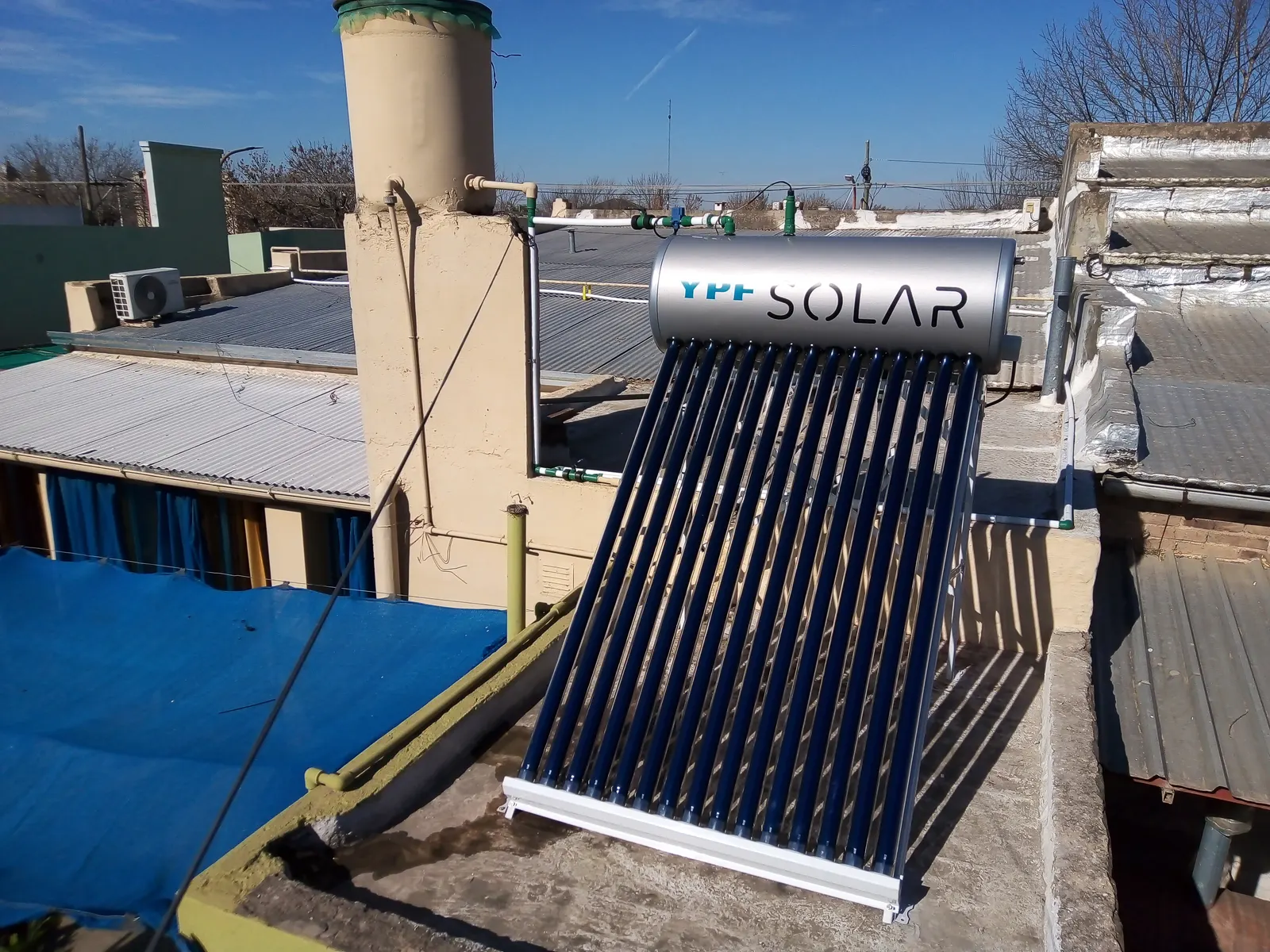 Instalación de paneles solares en techo