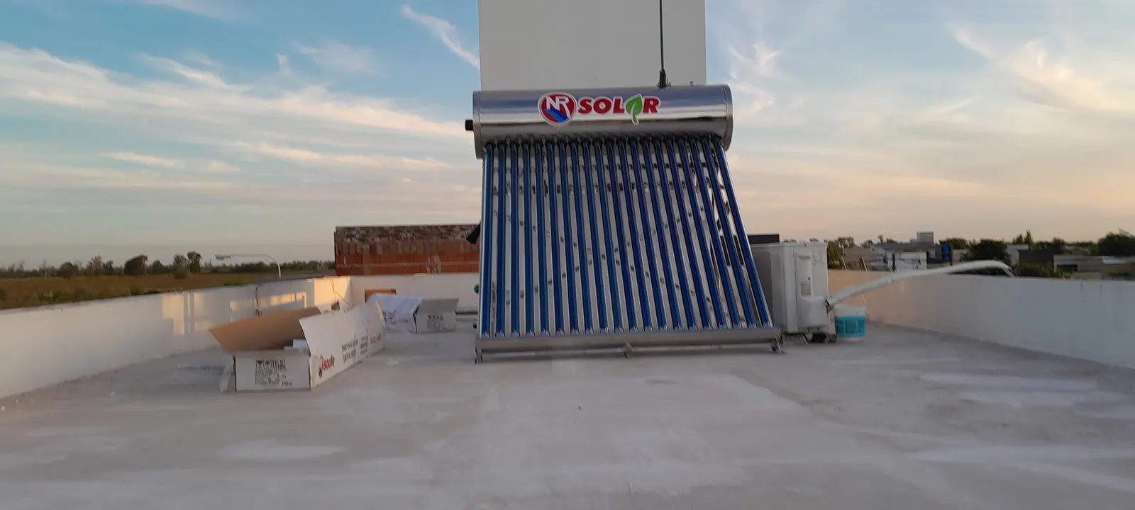 Paneles solares en obra